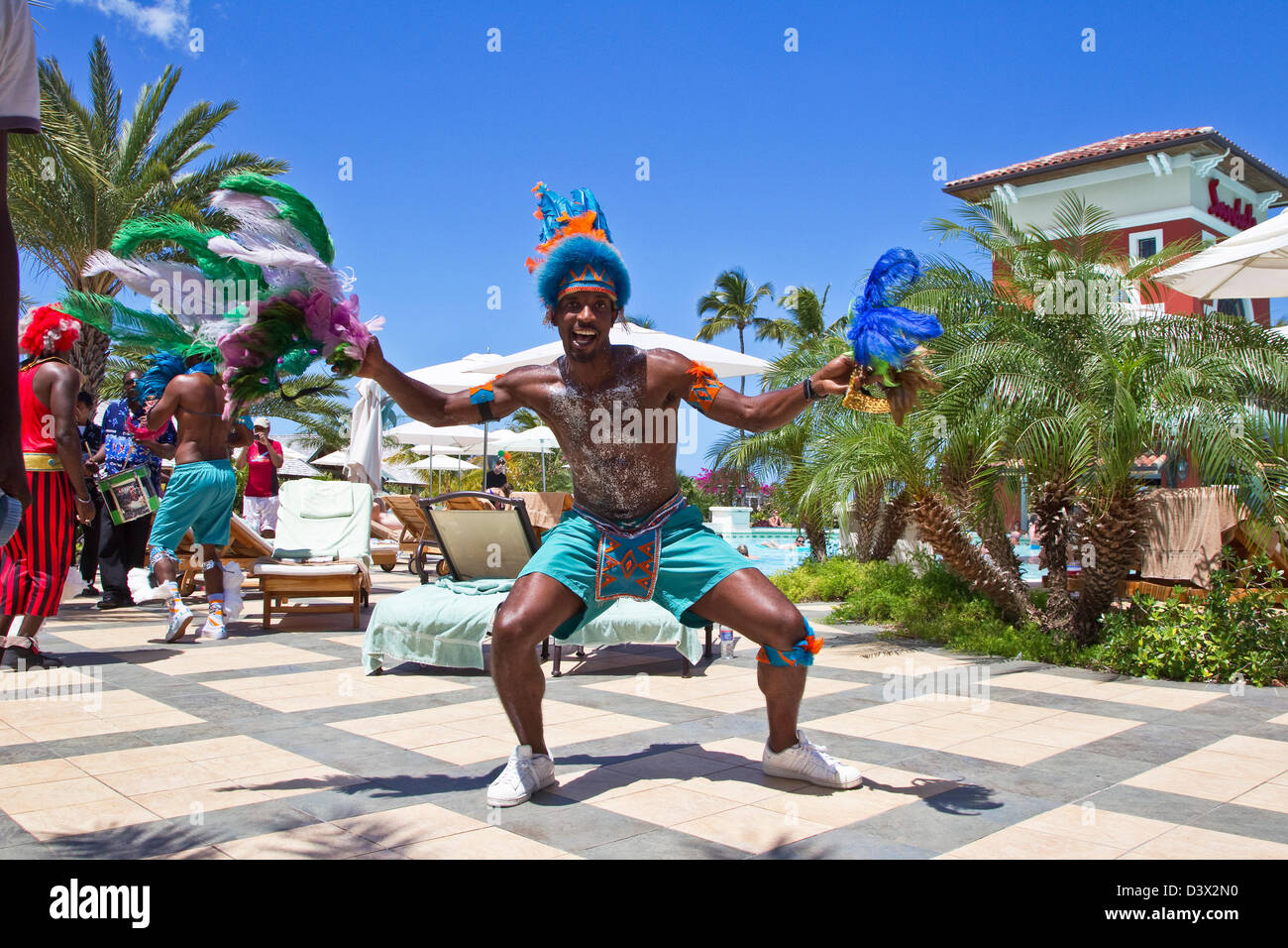 Danseurs dans des costumes colorés au Sandals Antigua, Antigua, Antilles Banque D'Images