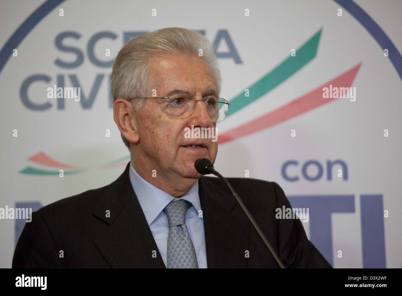 Rome, Italie 25 février 2013 Mario Monti prend la parole lors d'une conférence de presse à Rome. Il a été le premier des principaux candidats pour tenir une conférence de presse pour examiner les premiers résultats des élections italiennes. Credit : Nelson Pereira / Alamy Live News Banque D'Images