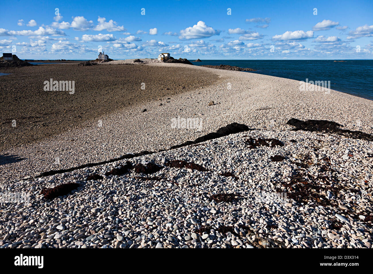 Plage de galets et à terre, l'île Ecrehous, Jersey, Channel Islands, Royaume-Uni Banque D'Images