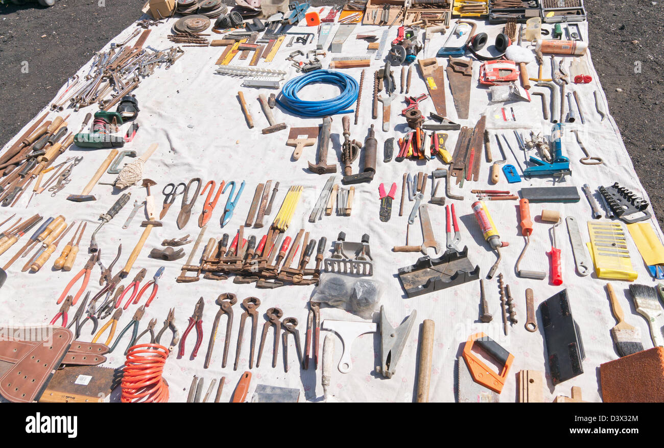 D'occasion outils disposés sur une feuille au marché aux puces à Playa del Inglés, Gran Canaria Banque D'Images