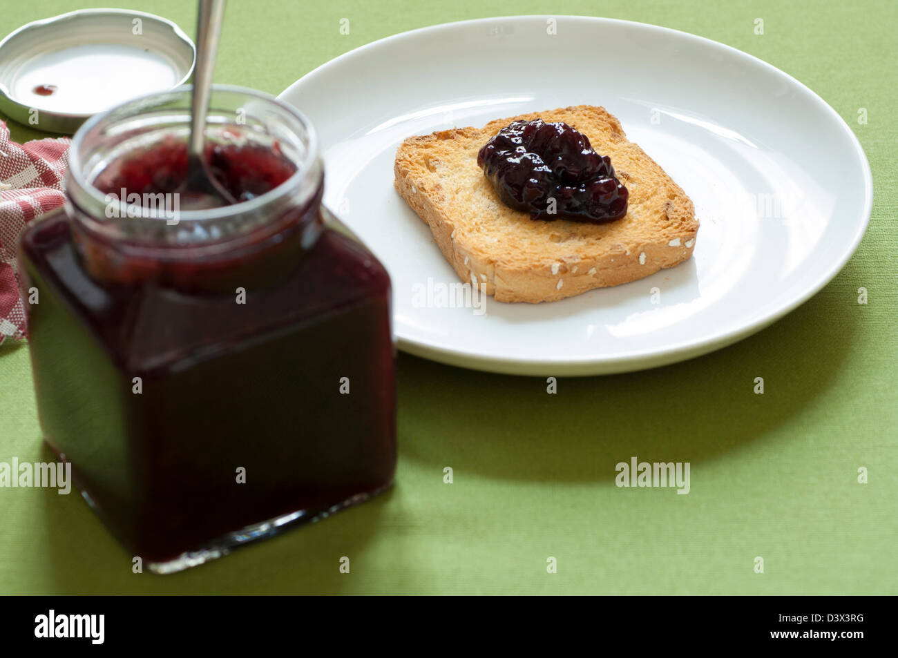 Vue rapprochée de l'italien fait main bio confiture de petits fruits mélangés sur un toast melba Banque D'Images