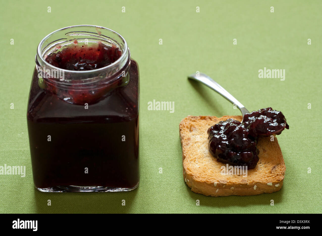 Vue rapprochée de l'italien fait main bio confiture de petits fruits mélangés sur un toast melba Banque D'Images