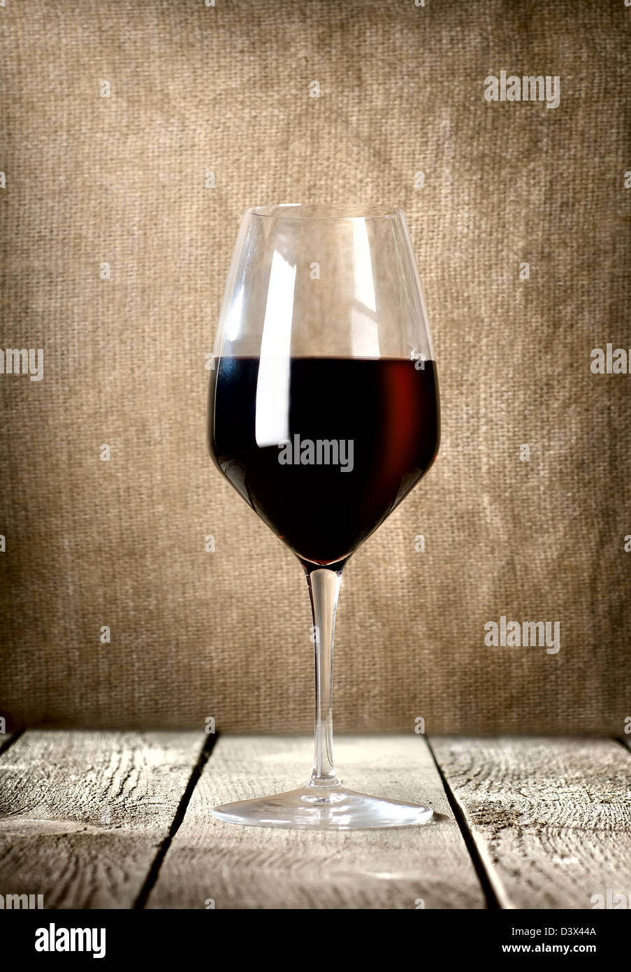 Verre de vin rouge sur la table en bois Banque D'Images