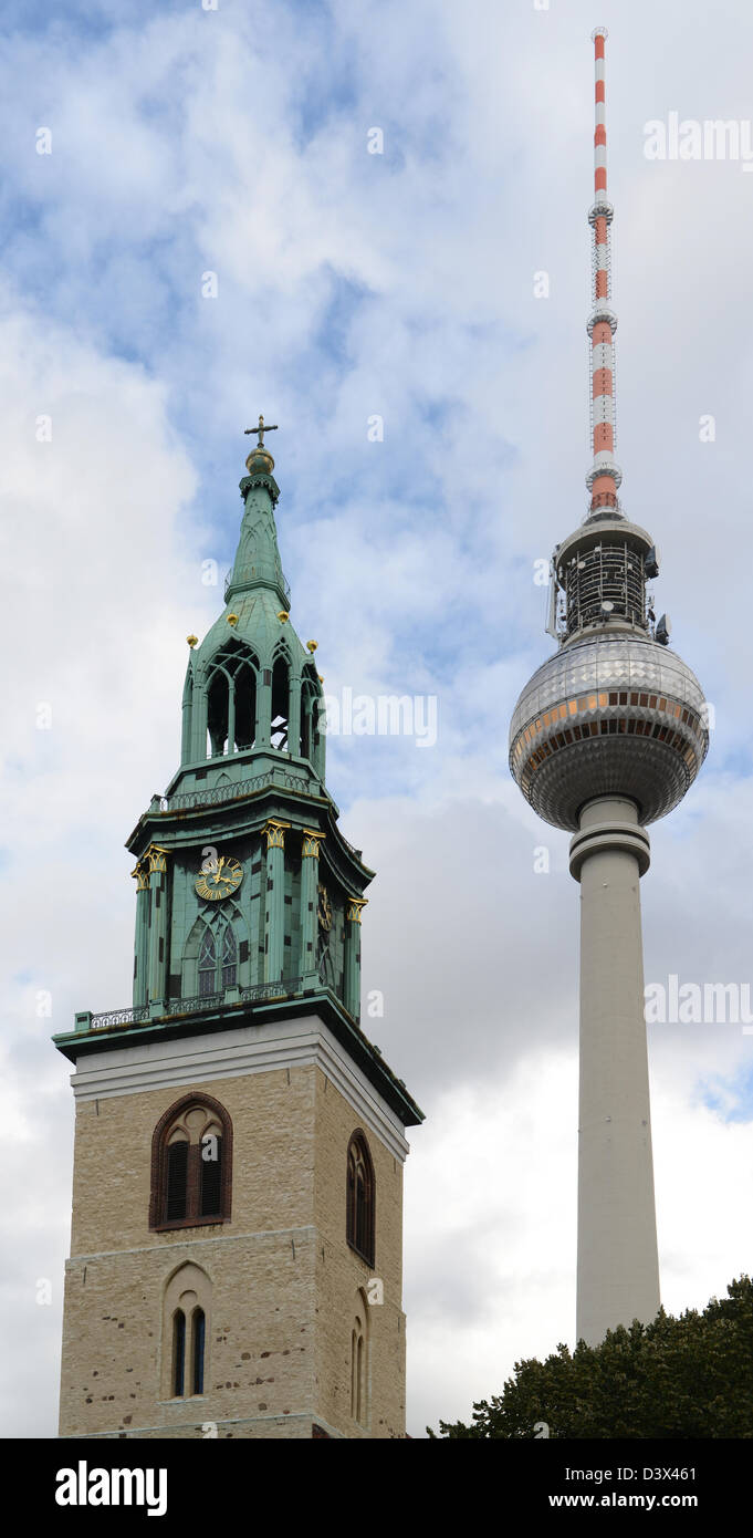 L'église Sainte-Marie (Marienkirche) que l'allemand et la tour de télévision au centre de Berlin, Allemagne. Banque D'Images