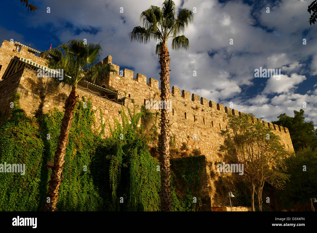 Mur de pierre romain ou port Antalya Kaleici entourant la Turquie avec des palmiers Banque D'Images