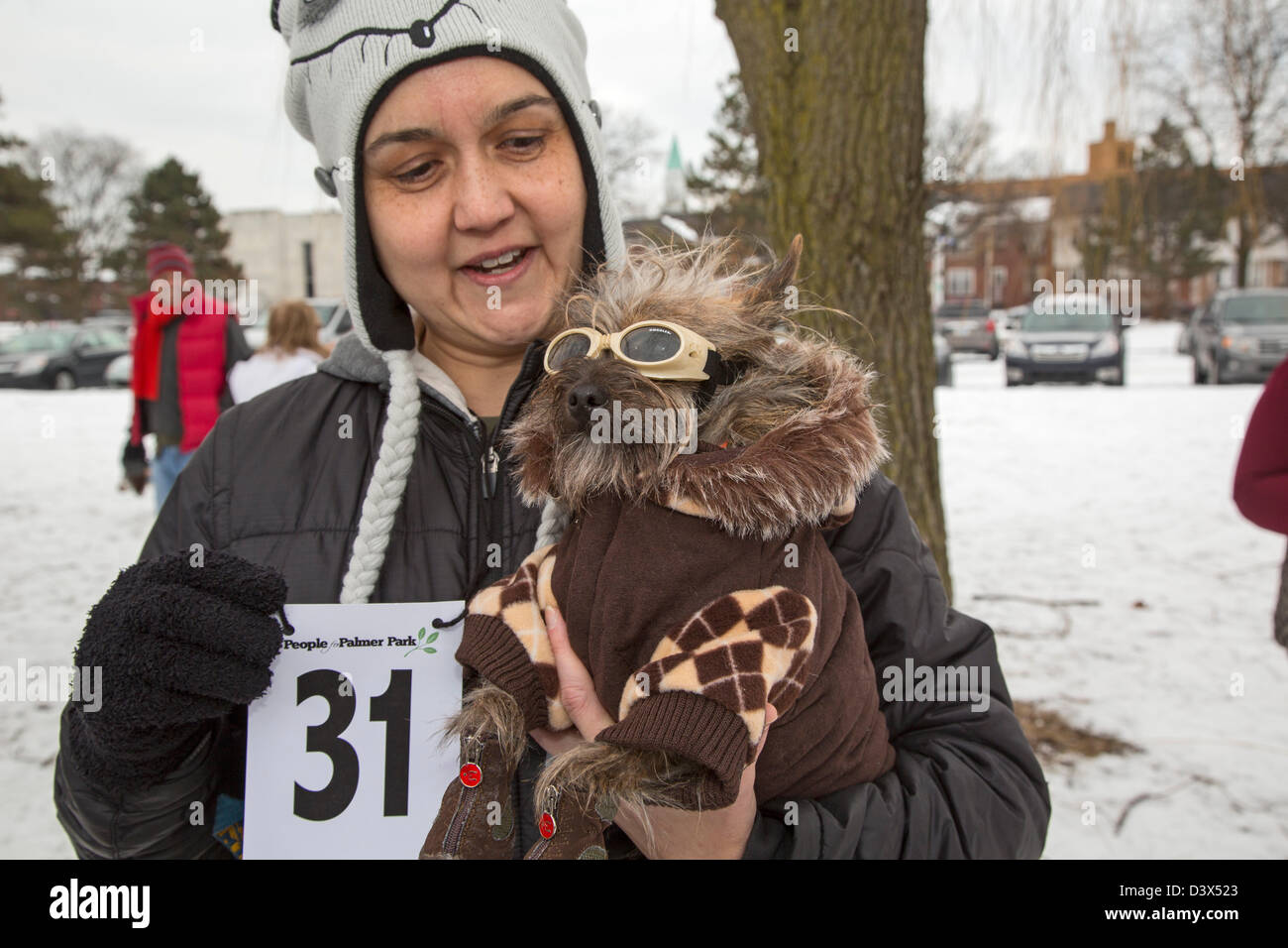 Une femme et son chien participer à un défilé de mode "oggie' en hiver Fest, un festival d'hiver à Detroit's Palmer Park. Banque D'Images