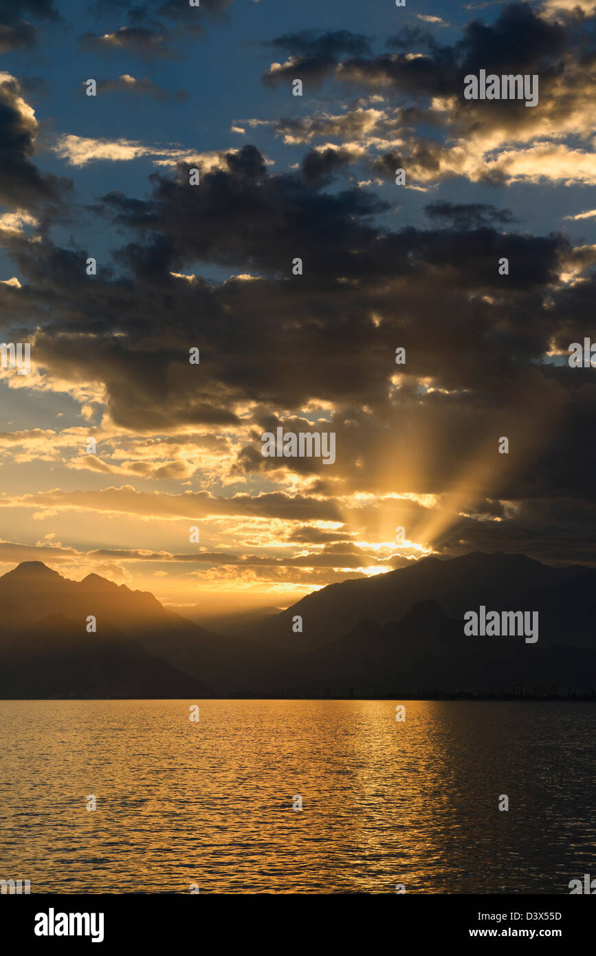 Mer Méditerranée à port Antalya Turquie avec coucher de soleil sur les montagnes de Dieu Banque D'Images