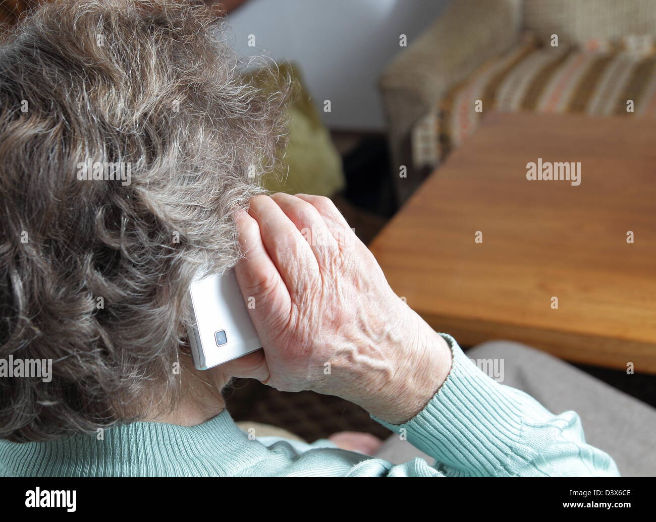 Grand-mère avec smartphone Banque D'Images