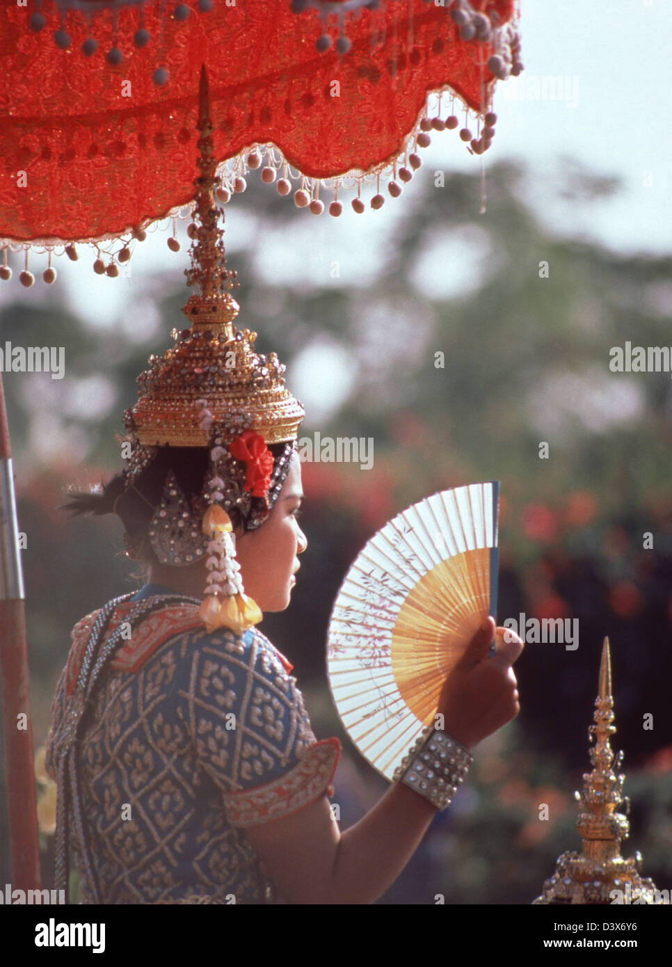 Danseur traditionnel Thaï avec ventilateur, Ratchathewi District, Bangkok, Thaïlande Banque D'Images