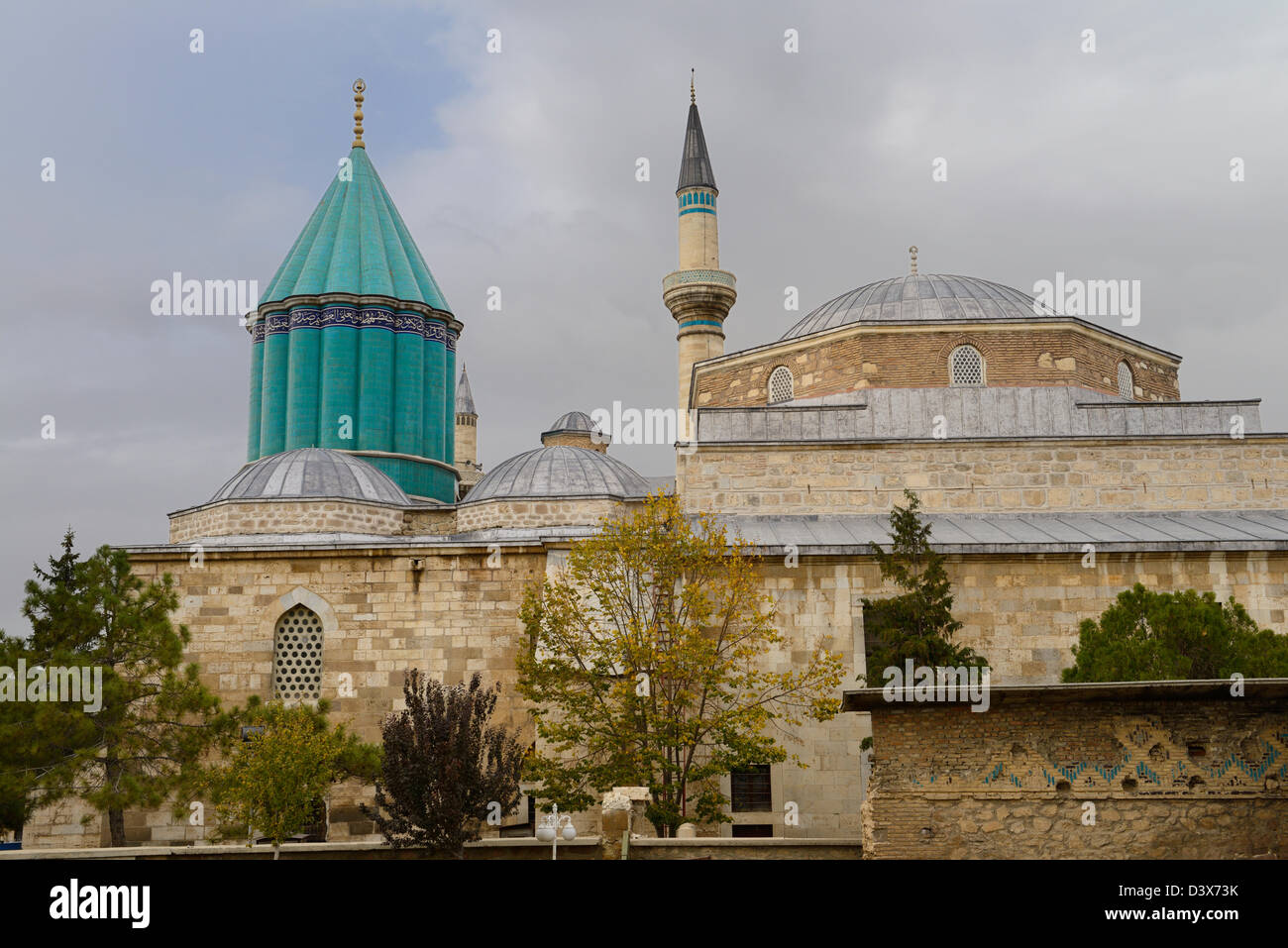 Sol carrelé bleu tombe de derviche Mevlana Rumi ou fondateur maintenant un ancien mur de musée avec Dede tomb Konya Turquie Banque D'Images
