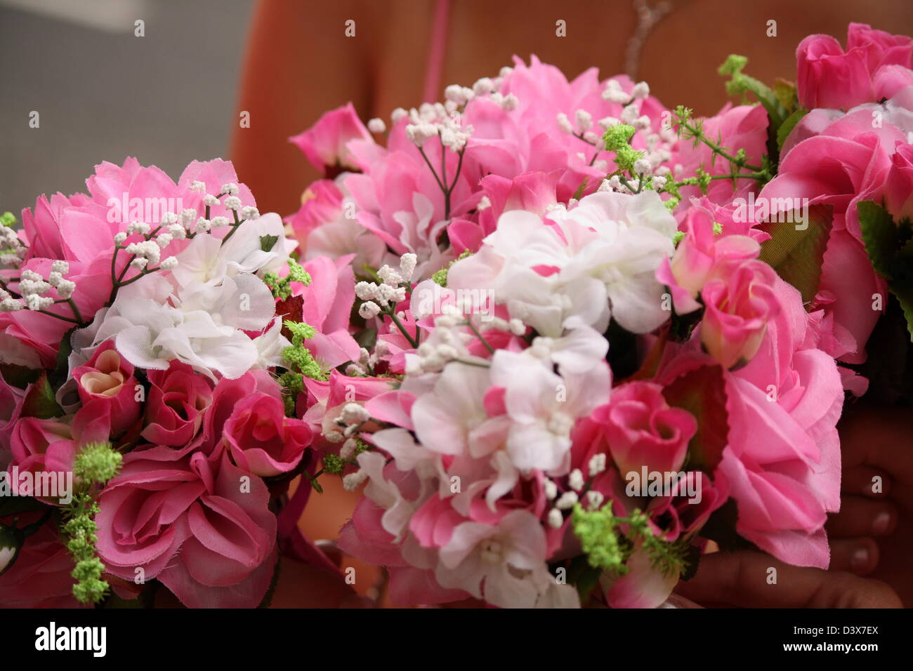 Demoiselles tenant leurs bouquets. Banque D'Images