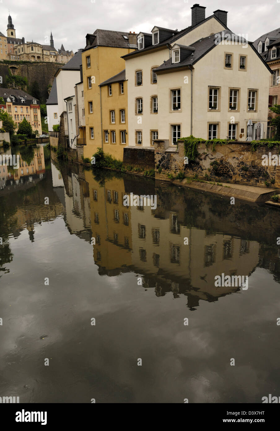 Et la réflexion dans les bâtiments de l'Alzette, Luxembourg district Grund Banque D'Images