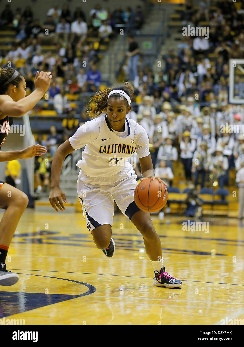 23 février 2013 - Berkeley, CA, USA - 24 février 2013 Au cours de la NCAA de basket-ball femmes match entre l'Université de l'Oregon Castors vs California Golden Bears 21 Reshanda,F gris de cal à l'Hoop et Score à Hass Pavilion Berkeley en Californie Banque D'Images