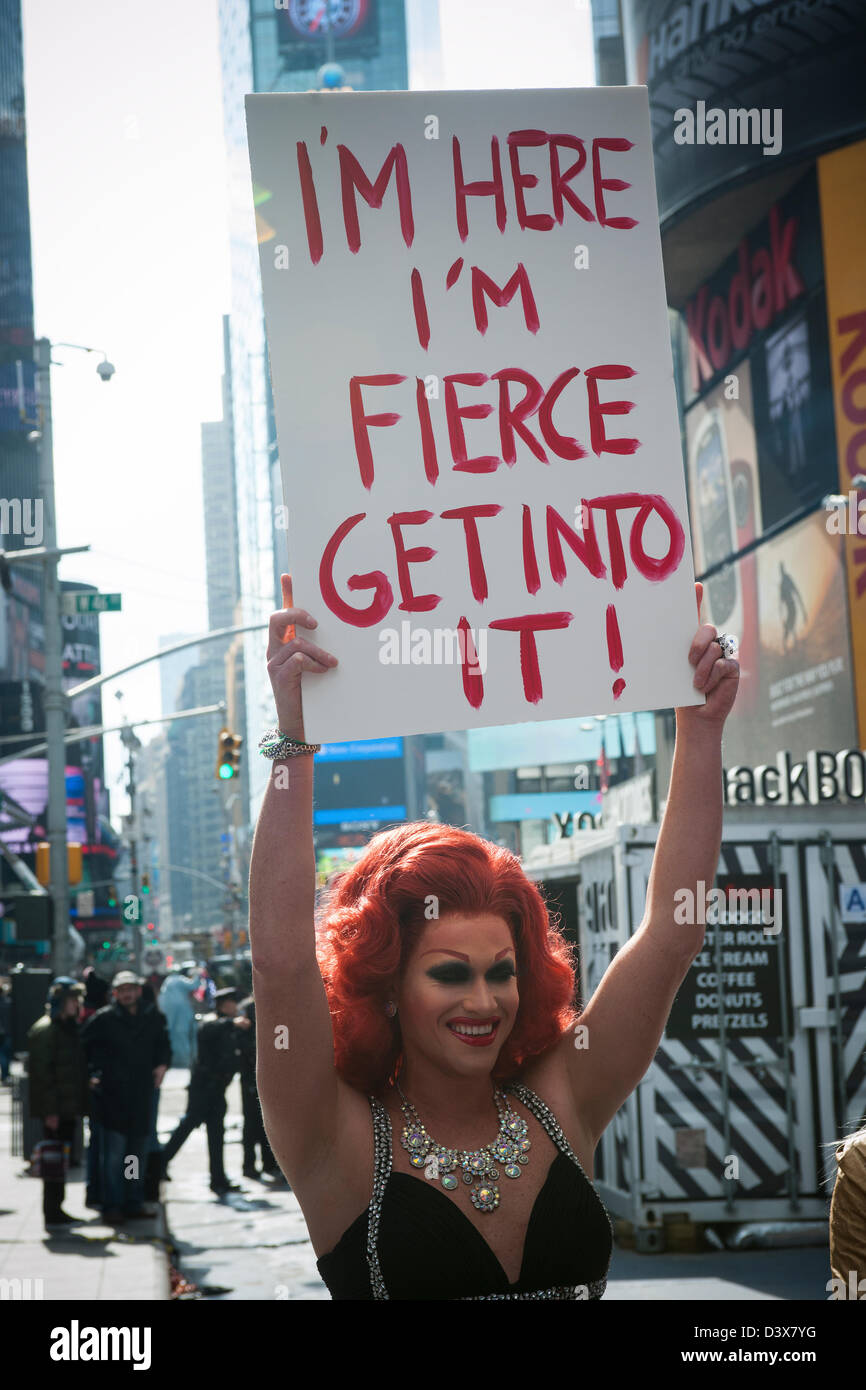 Manifestations à Times Square à New York à propos de l'église St. Malachy's des plaintes au sujet d'un show de drag next door Banque D'Images