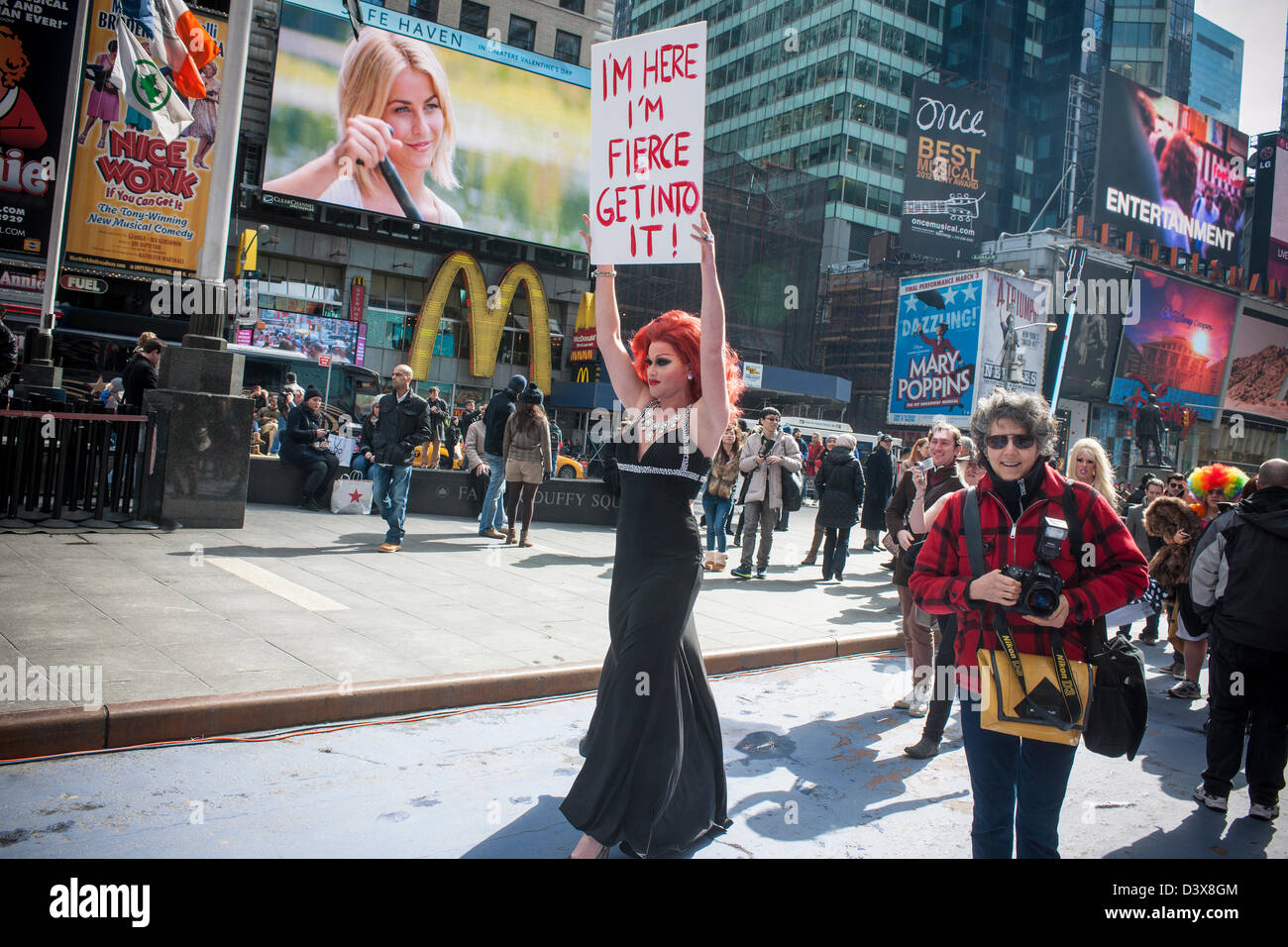 Manifestations à Times Square à New York à propos de l'église St. Malachy's des plaintes au sujet d'un show de drag next door Banque D'Images