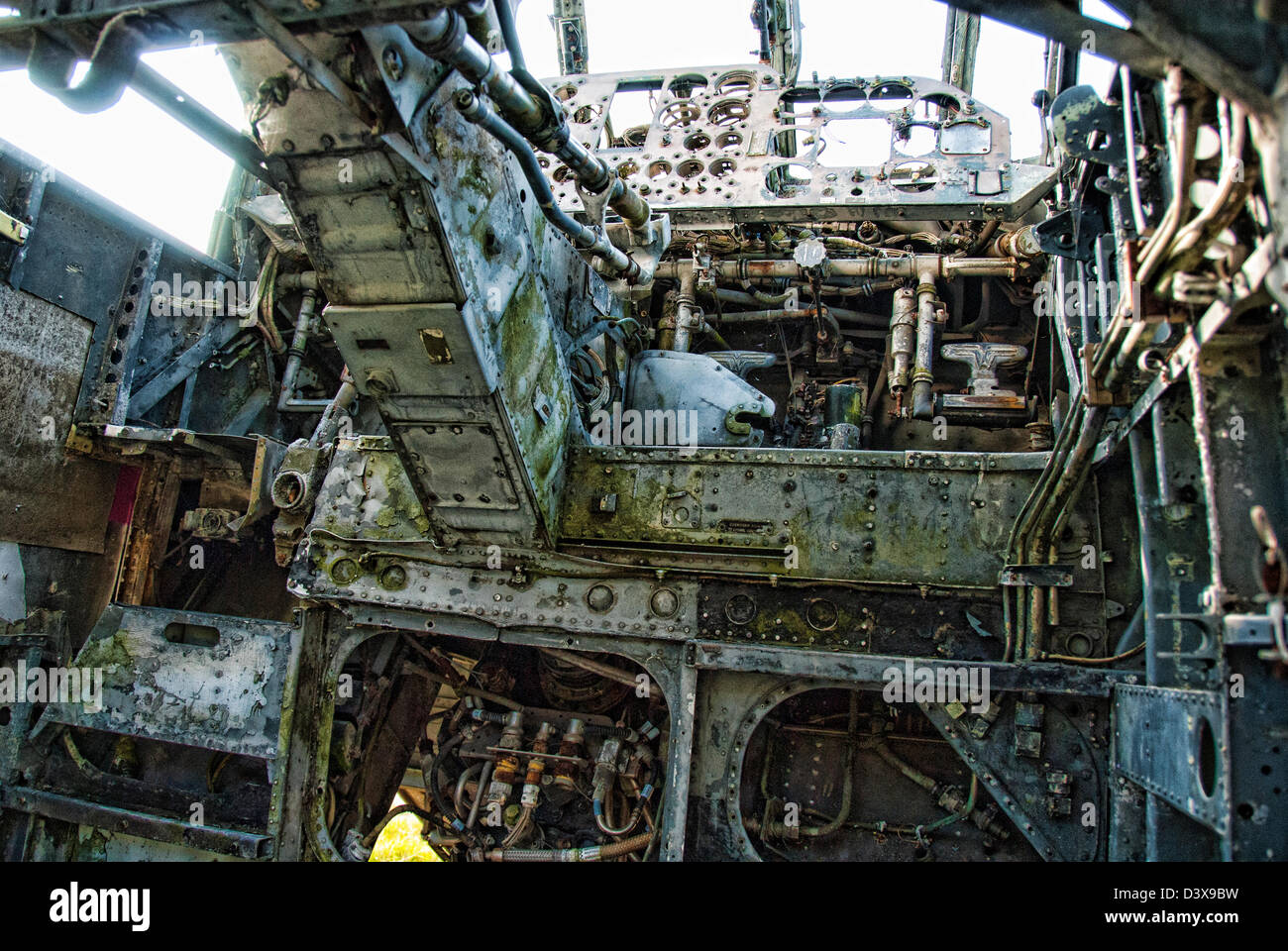 L'intérieur d'un vieux poste de pilotage d'hélicoptère, de l'épave Banque D'Images