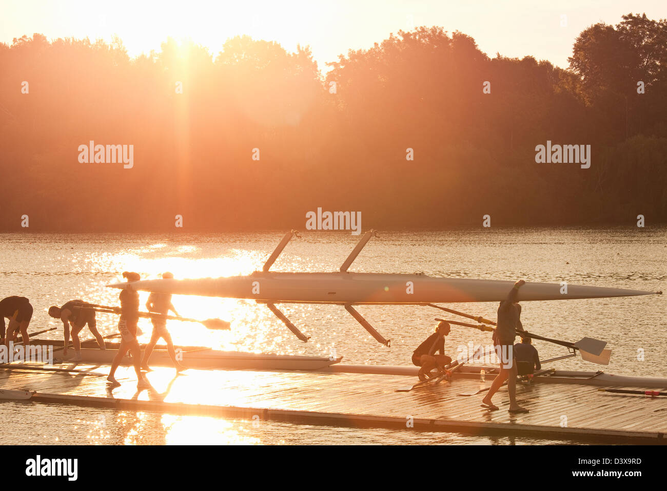 Canada,Ontario,Saint Catharines,le Royal Henley Regatta, rameurs prépare à lancer Banque D'Images