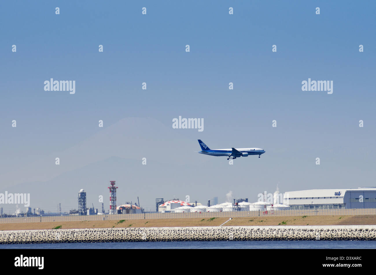 ANA avion à l'atterrissage à l'aéroport de Haneda avec le Mont Fuji visible derrière elle, Tokyo, Japon Banque D'Images