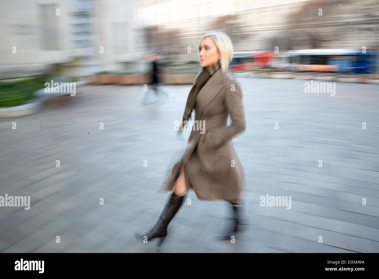 Femme marche sur trottoir, Washington DC Banque D'Images