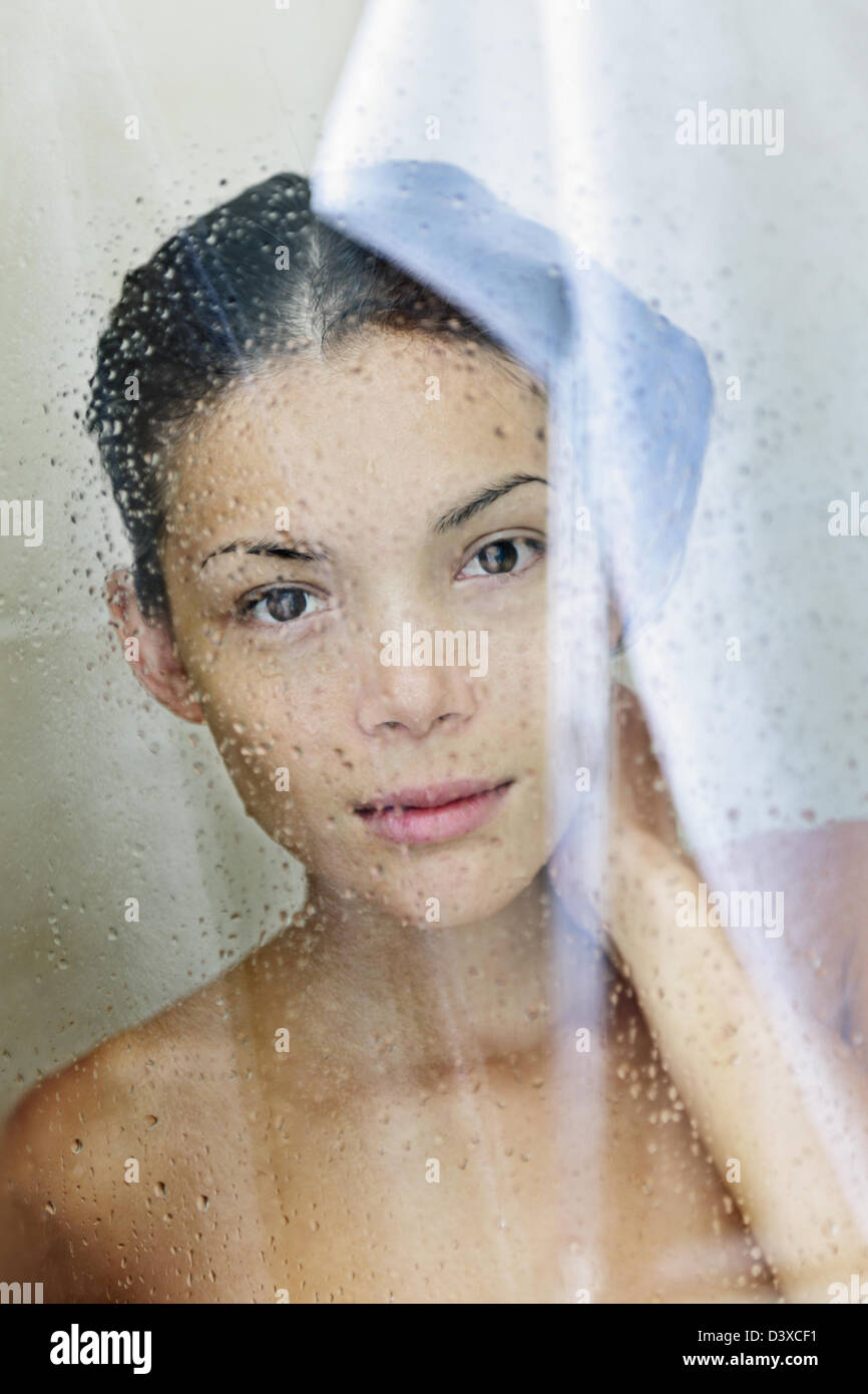 Portrait of beautiful mixed race caucasienne / Asian young woman bathing in salle de bains douche Banque D'Images