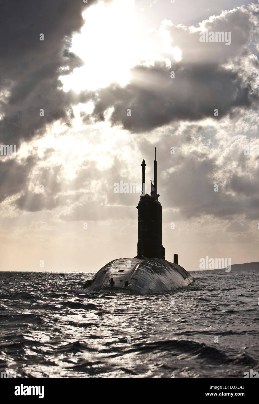 Sous-marin nucléaire HMS Talent avec la lumière du soleil sur l'eau, l'Égypte Banque D'Images