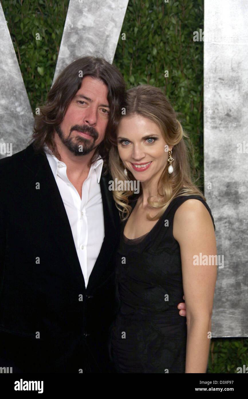 Chanteur Dave Grohl et Jordyn Blum Grohl arrivent à la Vanity Fair Oscar Party Tour au coucher du soleil à West Hollywood, Los Angeles, USA, le 24 février 2013. Photo : Hubert Boesl/dpa Banque D'Images