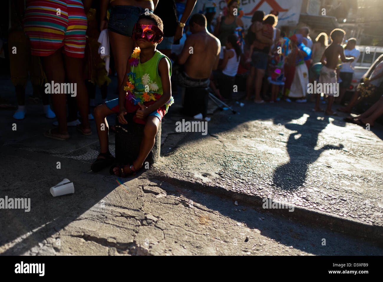 Un garçon, portant un masque de carnaval, prend part à la parade du Carnaval dans la favela de Rocinha, Rio de Janeiro, Brésil. Banque D'Images