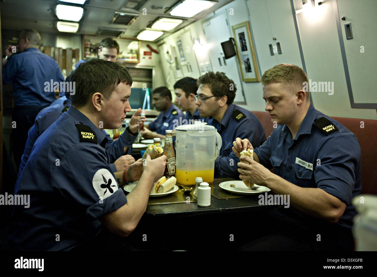 Manger dans la cuisine de l'équipage du sous-marin nucléaire HMS mess Talent Banque D'Images Manger dans la cuisine de l'équipage du sous-marin nucléaire HMS mess Talent Banque D'Images
