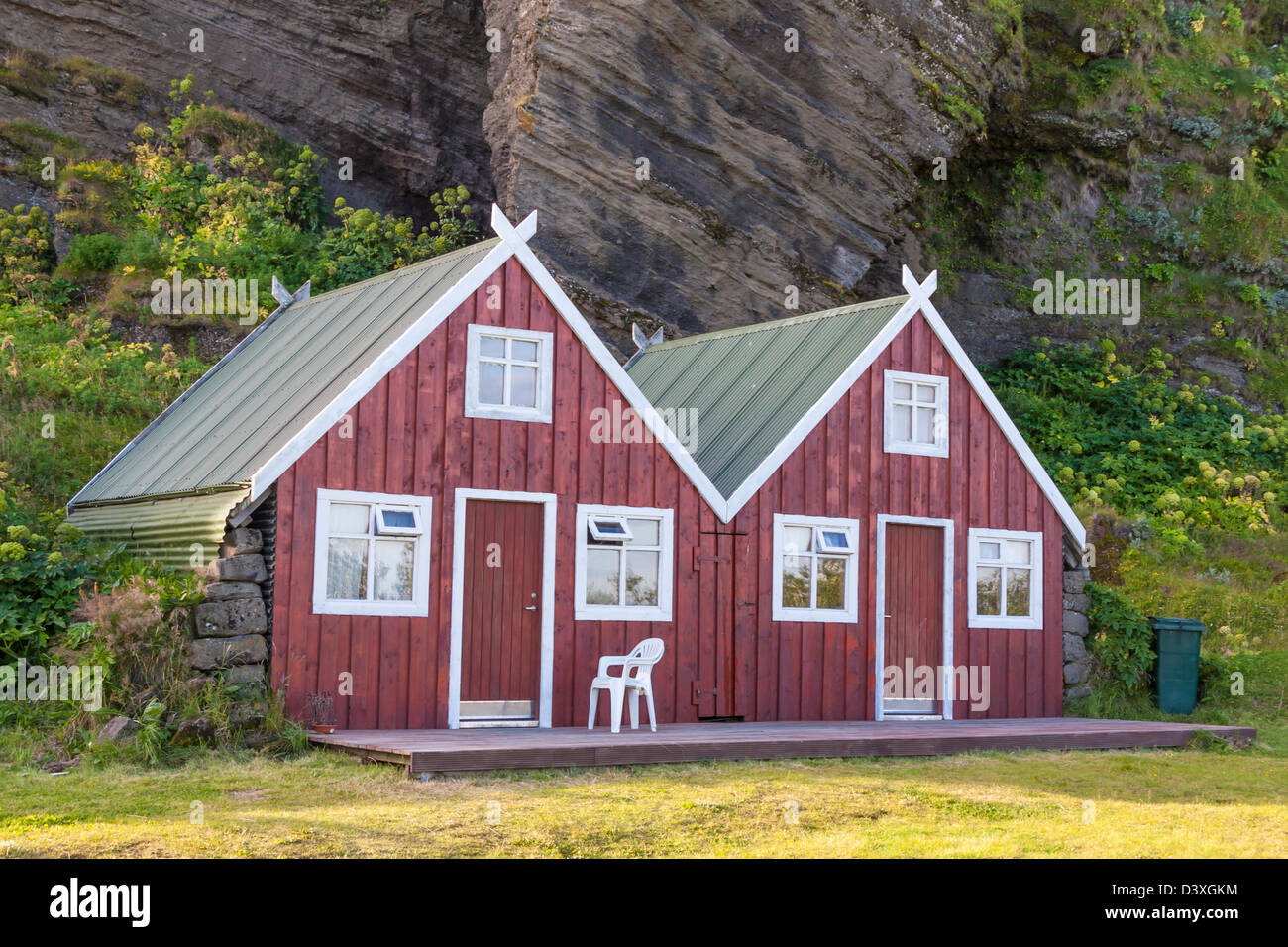 Deux maisons red cottage sur camping - vik, l'Islande. Banque D'Images