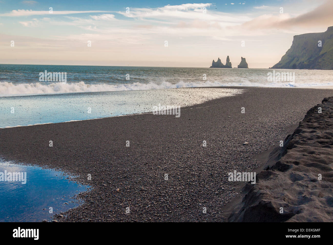 Plage de sable noir de beauté en arrière-plan dyrholaey vik - pierre, de l'Islande. Banque D'Images