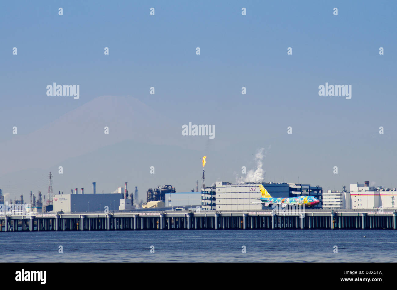 Le Mont Fuji montrant derrière l'aéroport de Haneda piste avec un jet ANA Pokemon prêt au décollage, Tokyo, Japon Banque D'Images