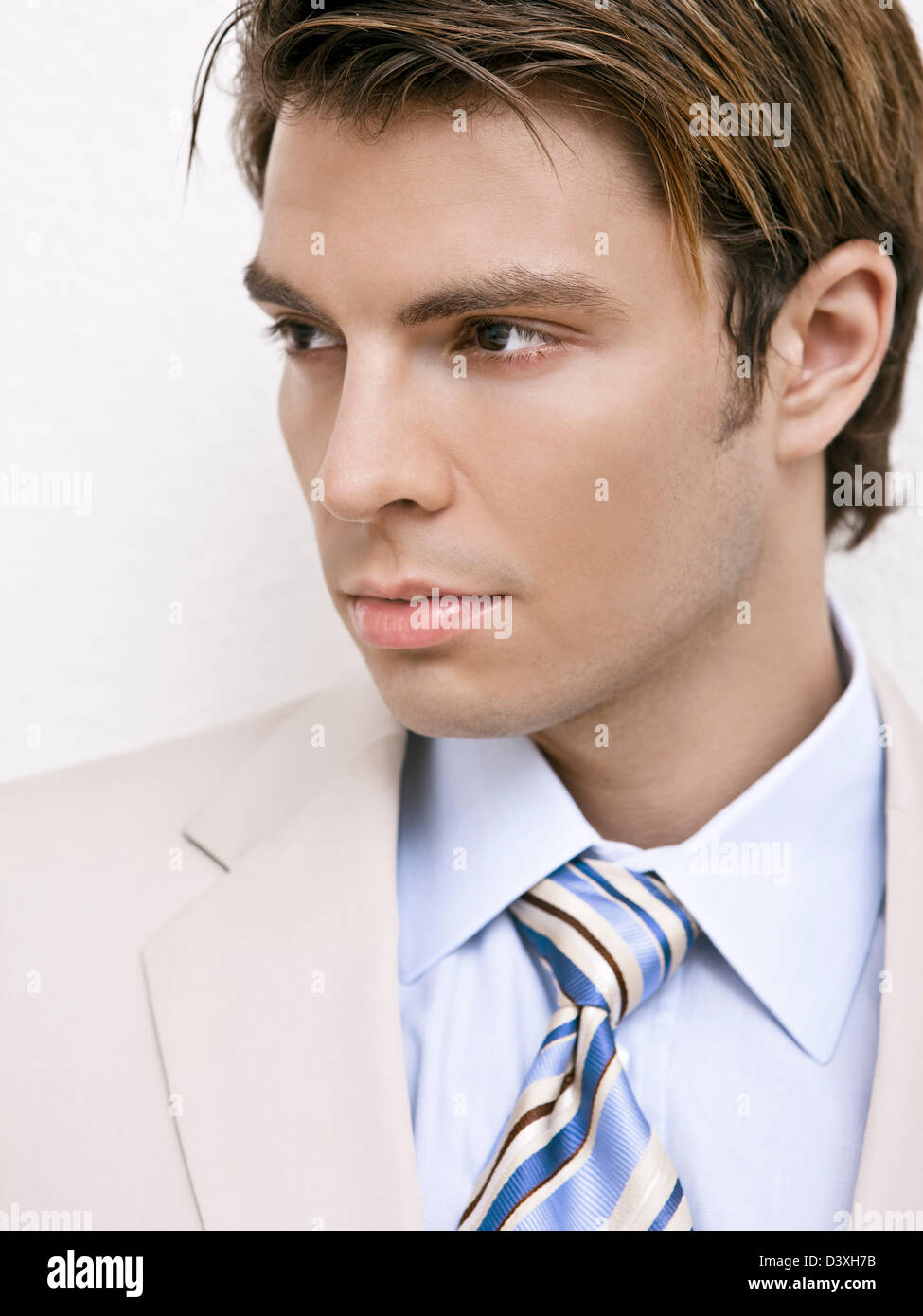 Portrait d'un beau jeune homme en costume en coton beige Photo Stock - Alamy