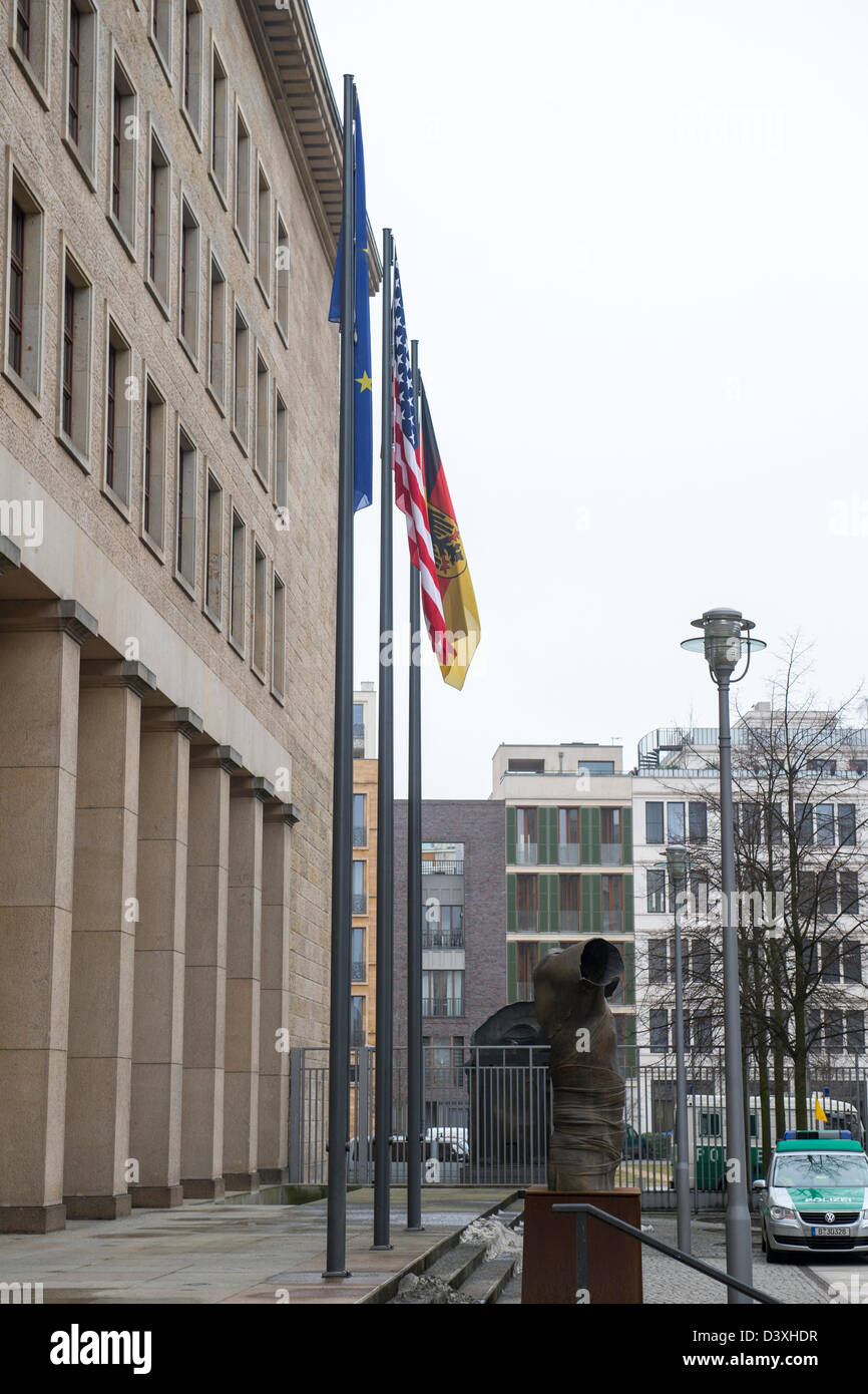 Berlin, Allemagne. 26 février 2013. Le ministre allemand des affaires étrangères, Guido Westerwelle, reçoit l'équivalent américain, John Kerry dans le ministère fédéral des affaires étrangères à Berlin pour des entretiens bilatéraux sur les questions internationales. Les pourparlers bilatéraux sont suivies d'une rencontre avec la Chancelière allemande Angela Merkel à la Chancellerie fédérale. Crédits : Crédit : Gonçalo Silva / Alamy Live News. Banque D'Images