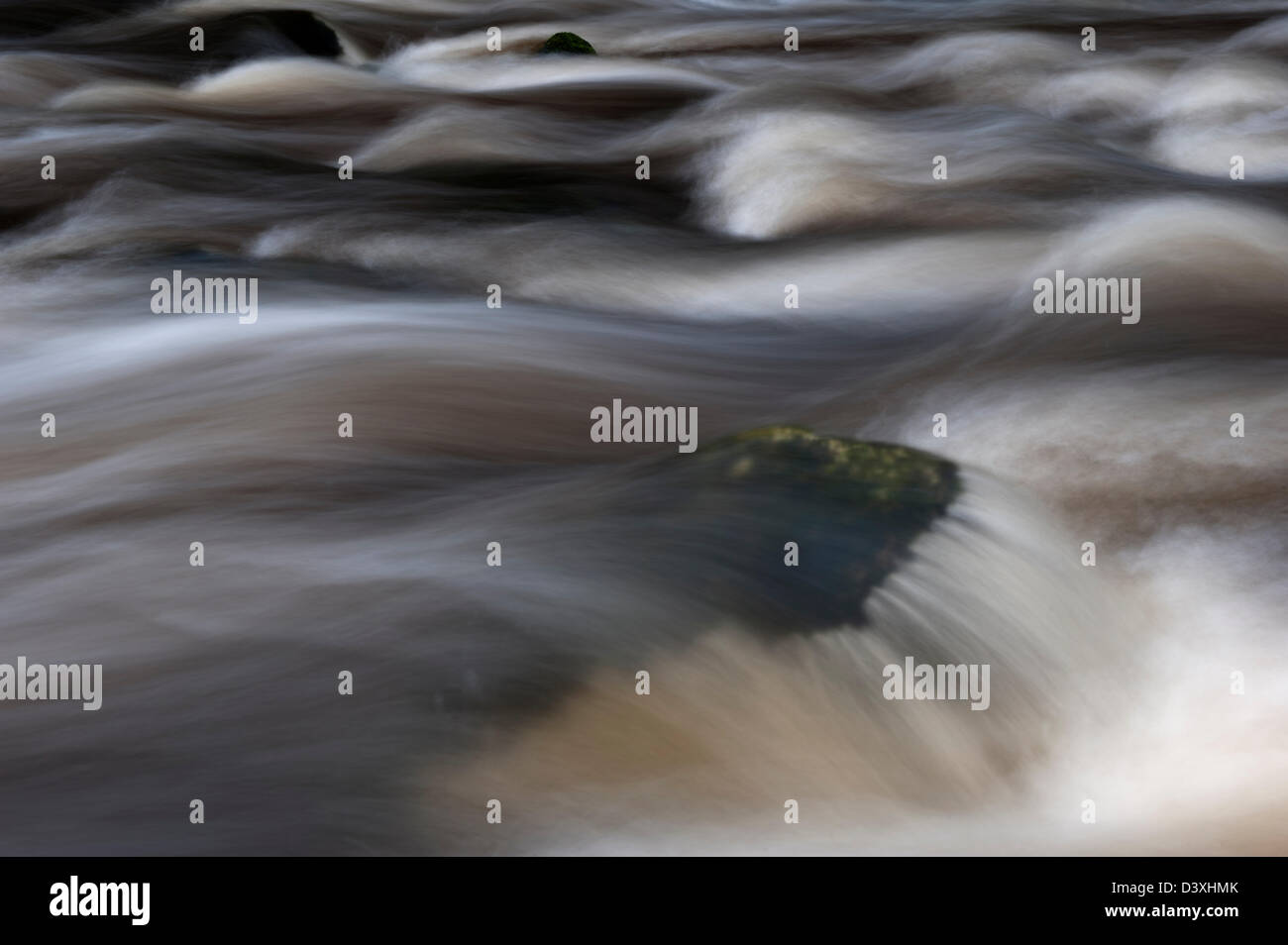 Rivière qui coule à la suite d'une tempête. , Cumbria (Royaume-Uni) Banque D'Images