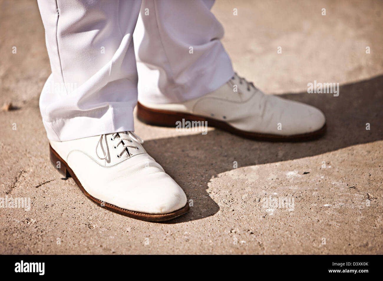Chaussures blanches, de l'uniforme de la marine, HMS Talent Banque D'Images Chaussures blanches, de l'uniforme de la marine, HMS Talent Banque D'Images
