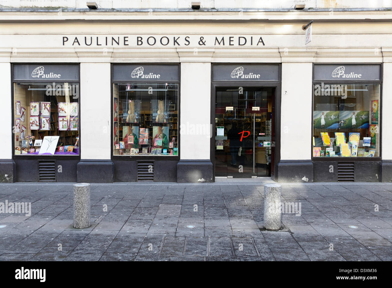 Ce magasin est fermé en permanence, voir Alamy ID 2FK8X93 pour le nouveau magasin. Pauline Books and Media Shop sur Royal Exchange Square, Glasgow, Écosse, Royaume-Uni Banque D'Images