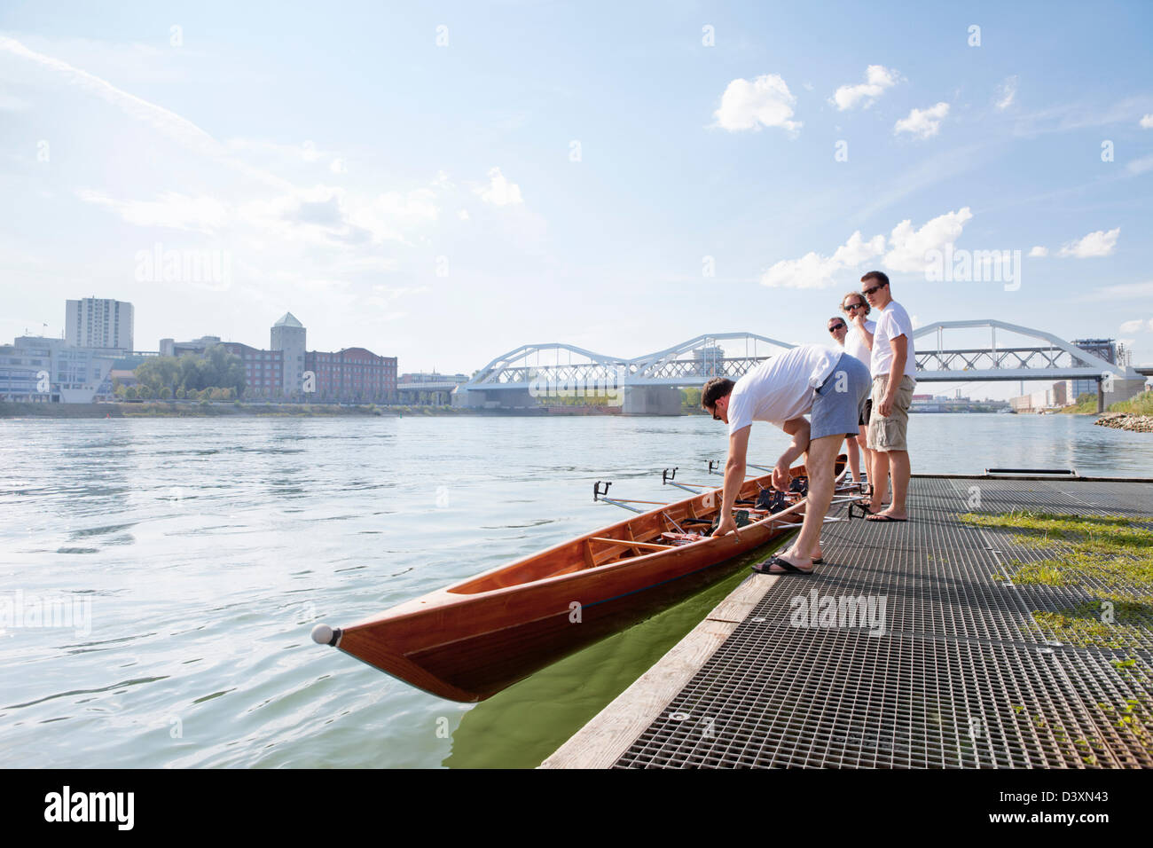 Concept d'équipe de l'équipe d'Aviron bateau transportant des hommes à l'eau Banque D'Images