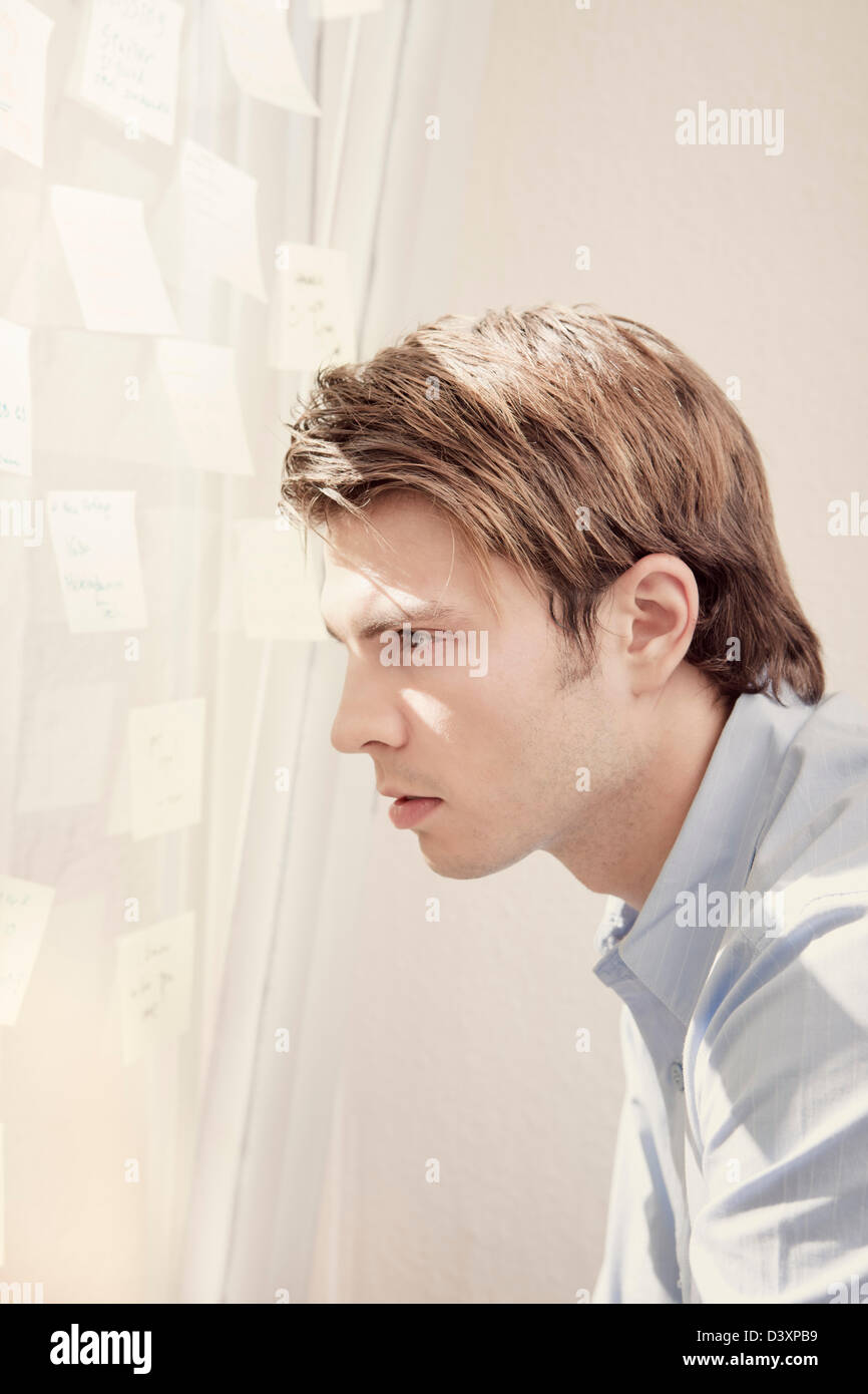 Employée de bureau à intensément sticky notes Banque D'Images