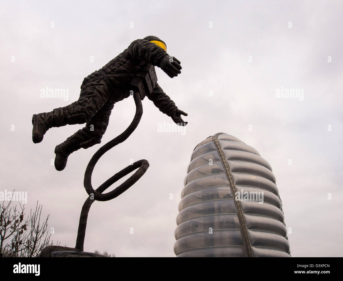 Sculpture d'un astronaute au National Space Centre de Leicester, UK. Banque D'Images