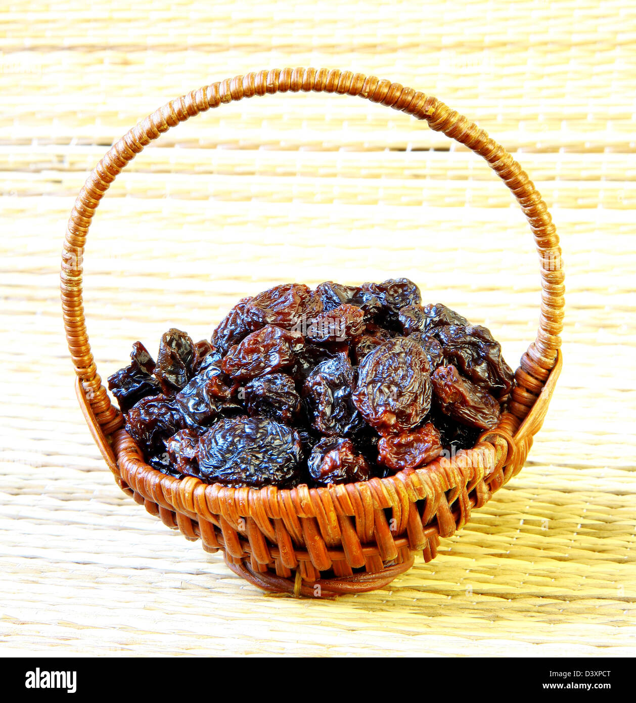 En raisin noir panier en osier sur fond soleil tapis Banque D'Images