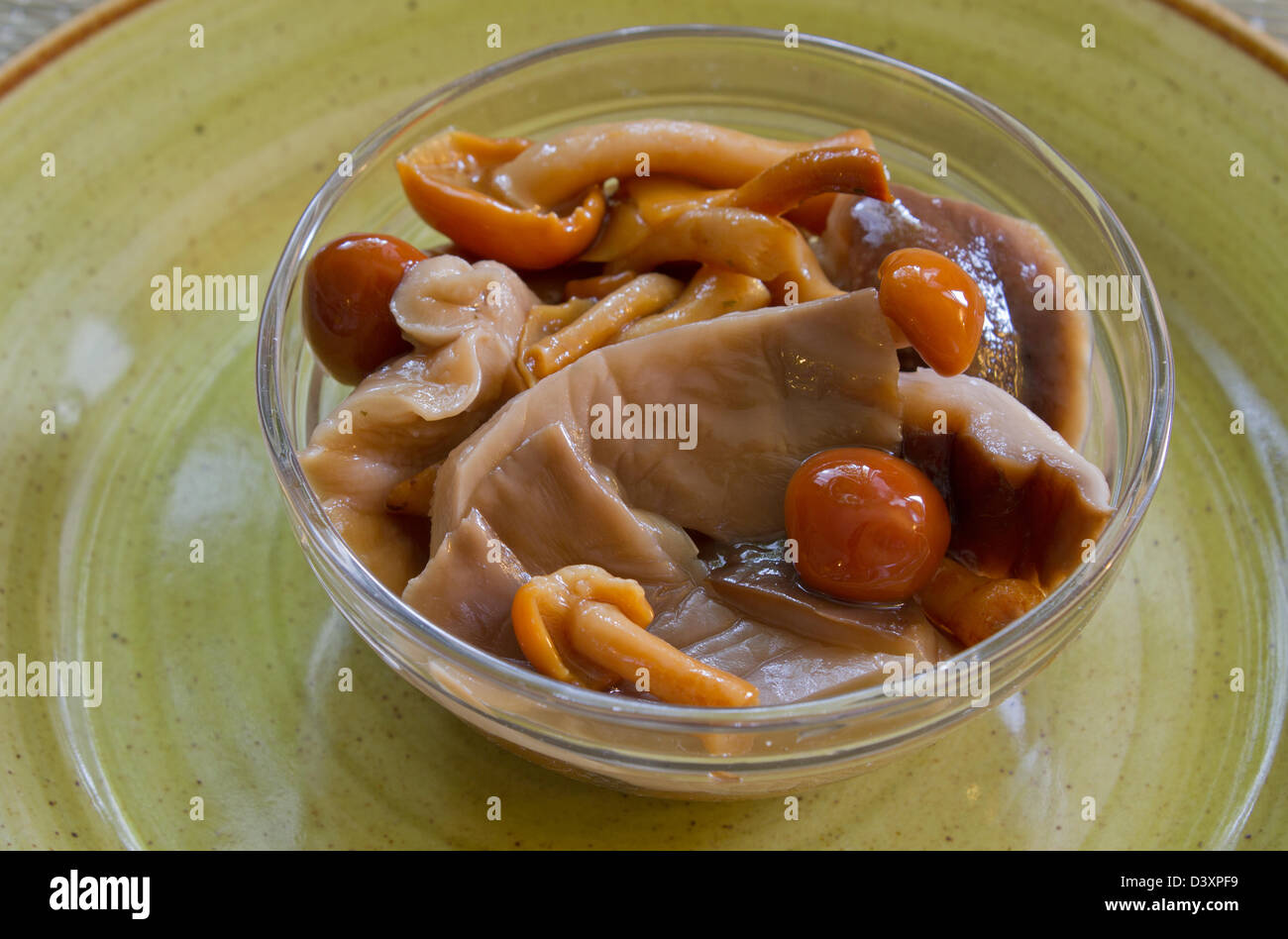Salade avec wild, champignons marinés Banque D'Images