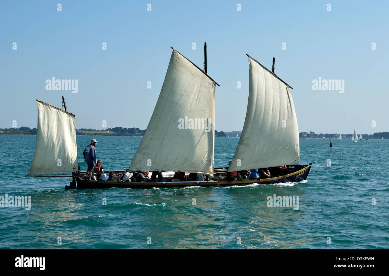 Concert (concert de Bantry Bay, à la voile et aviron bateau) en ce moment sous voile, régate, lors de l'événement "Semaine du Golfe". Banque D'Images