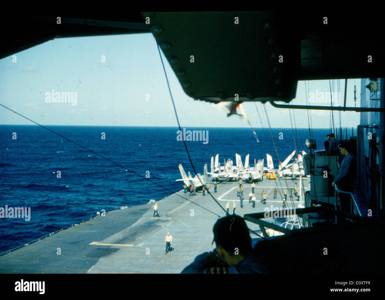 L'USS Kearsarge (CV-33), un porte-avions de l'U.S. Navy, avec l'escadron VF-53, sur une photographie historique du milieu du 20e siècle. Banque D'Images