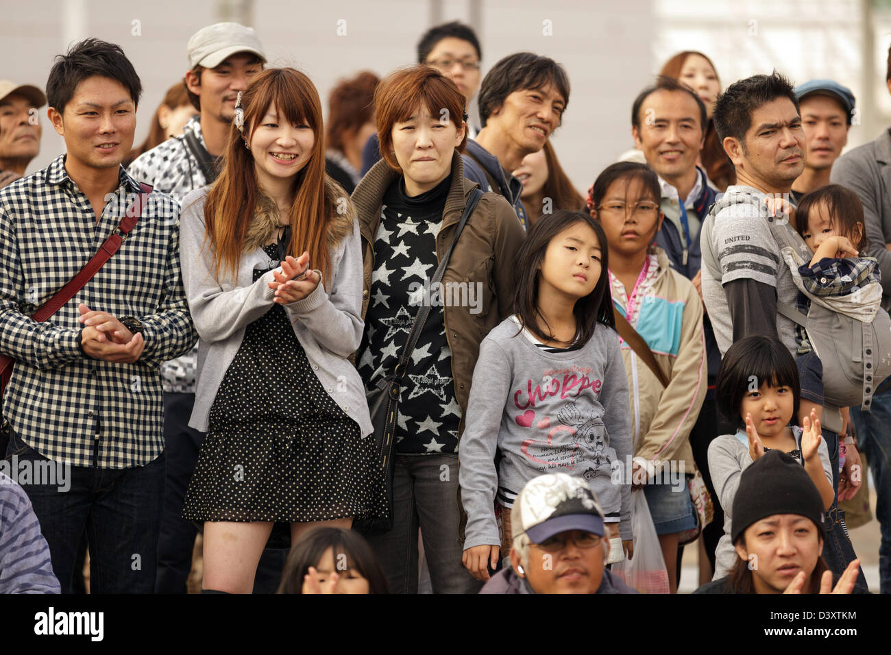 Les spectateurs japonais en regardant la performance artistique à Osaka, Japon carré cosmo Banque D'Images
