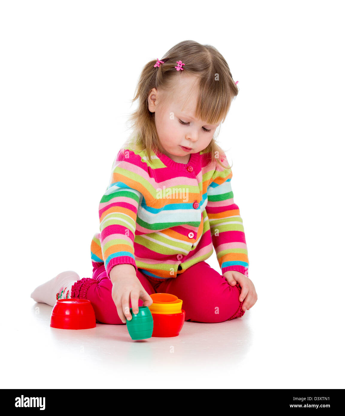 Petite fille jouant avec des jouets pour enfants coupe, isolated over white Banque D'Images