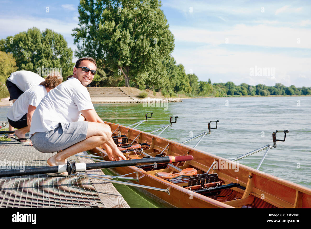 Concept d'équipe d'Aviron Équipe Hommes de pagaies et voile Banque D'Images