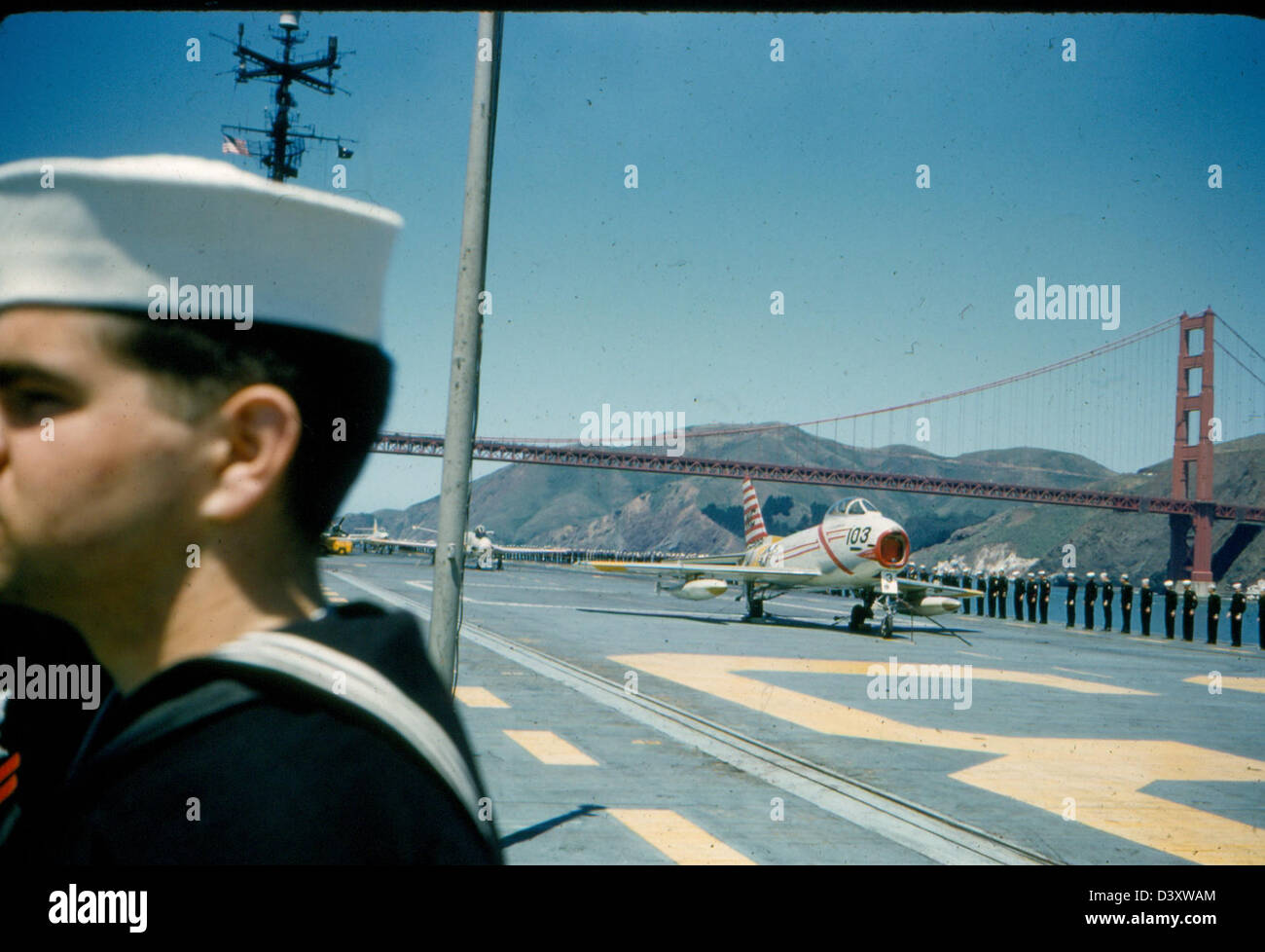 L'USS Kearsarge (CV-33), un porte-avions de l'U.S. Navy, avec l'escadron VF-53, dans une photographie de la collection spéciale James Smith. Banque D'Images