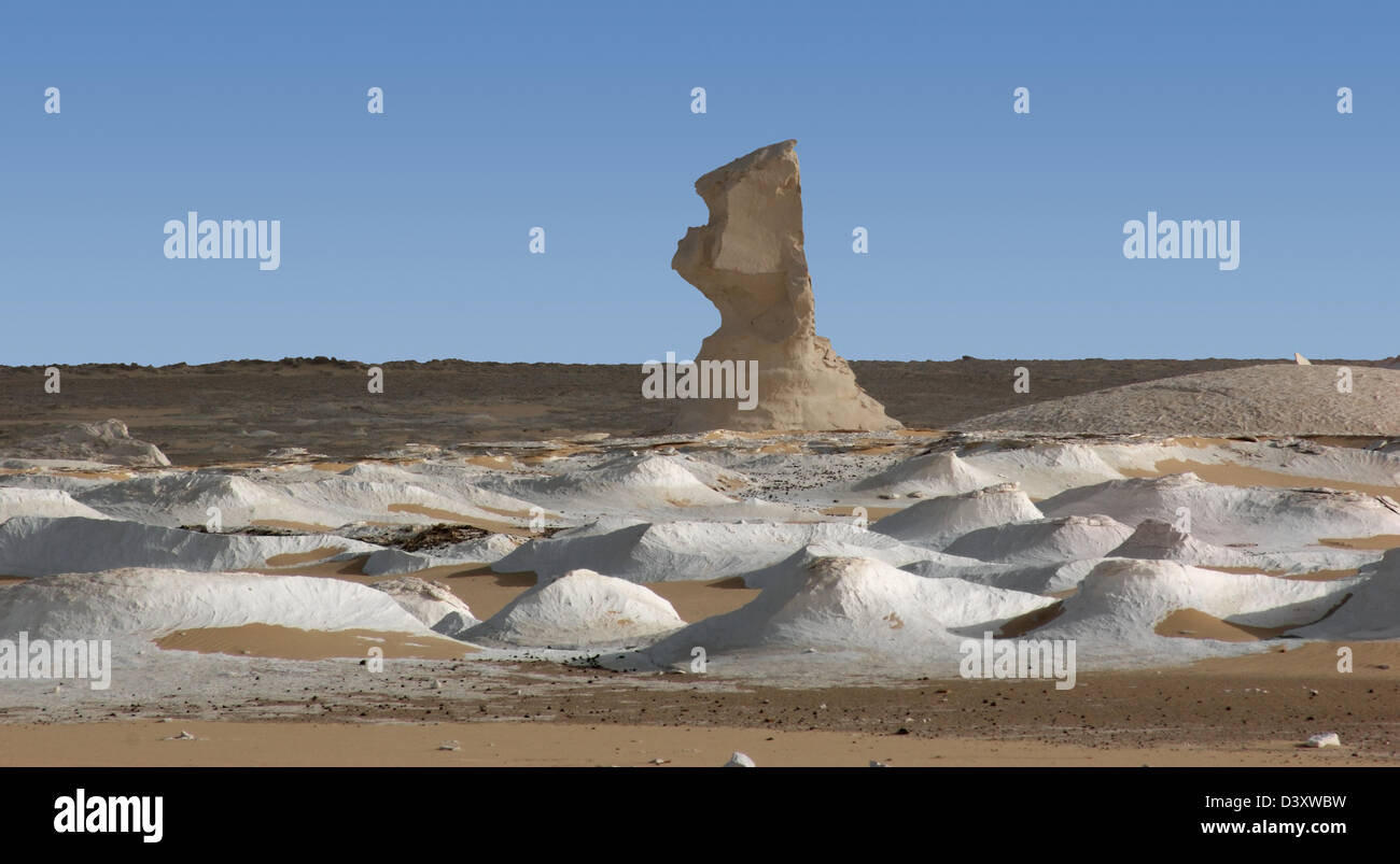 Le désert blanc avec rock formation en Egypte Banque D'Images