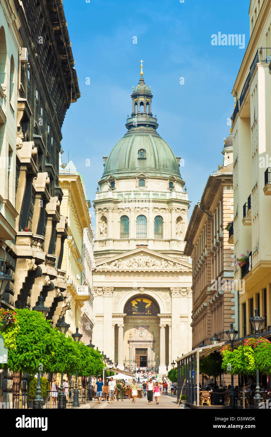St Stephen's Basilica dome, le Szent Istvan Bazilika, et la rue Zrinyi Utca, Budapest, Hongrie, Europe, UE Banque D'Images