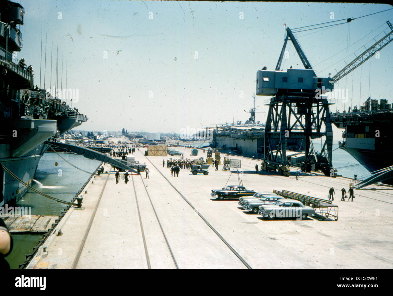 L'USS Kearsarge (CV-33), un porte-avions de l'U.S. Navy, et son escadron de chasse VF-53, sur une photographie du milieu du 20e siècle. Banque D'Images